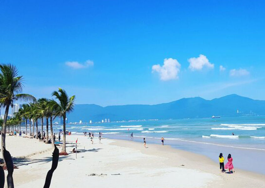 My Khe Beach Da Nang white sand palm trees and mountain backdrop