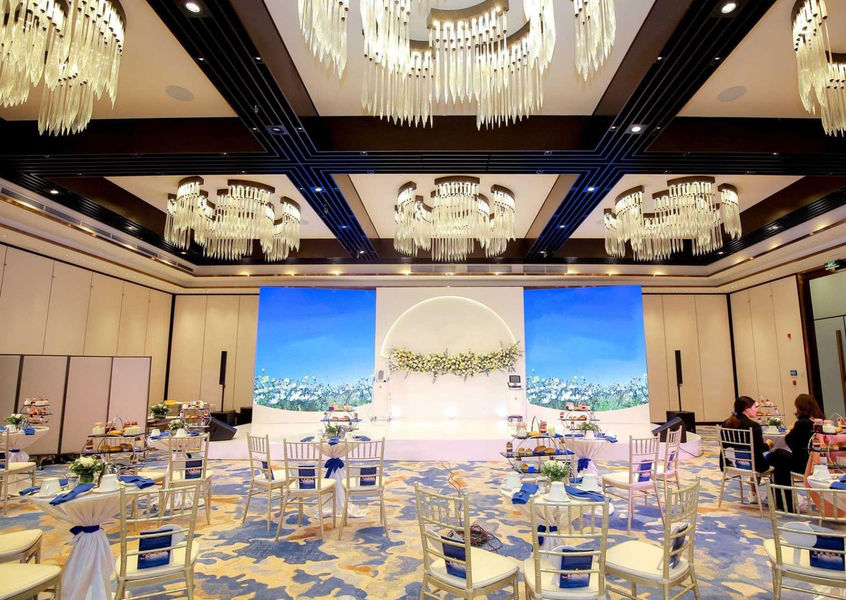 Hilton Da Nang ballroom with chandeliers and dessert stations