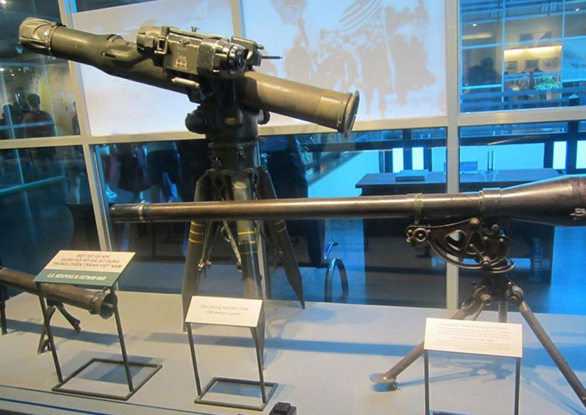 Weapons display case with mortar and rifle