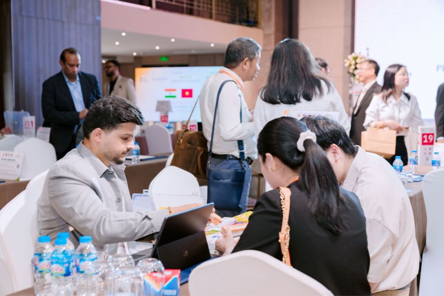 Corporate delegates holding B2B meetings at round tables