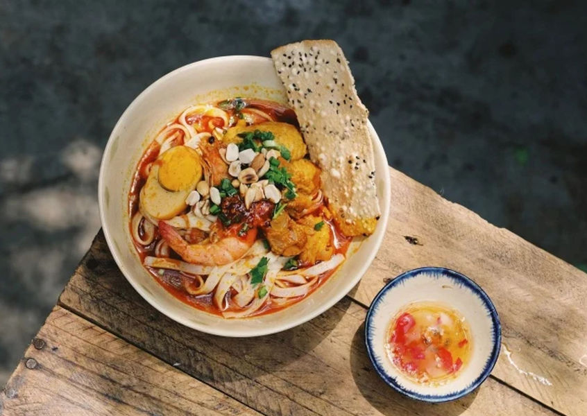 Mi Quang seafood noodle soup with shrimp and rice cracker